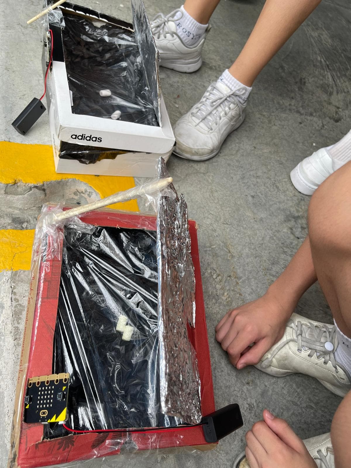 A micro:bit-powered solar oven that tilts automatically to track the sun.